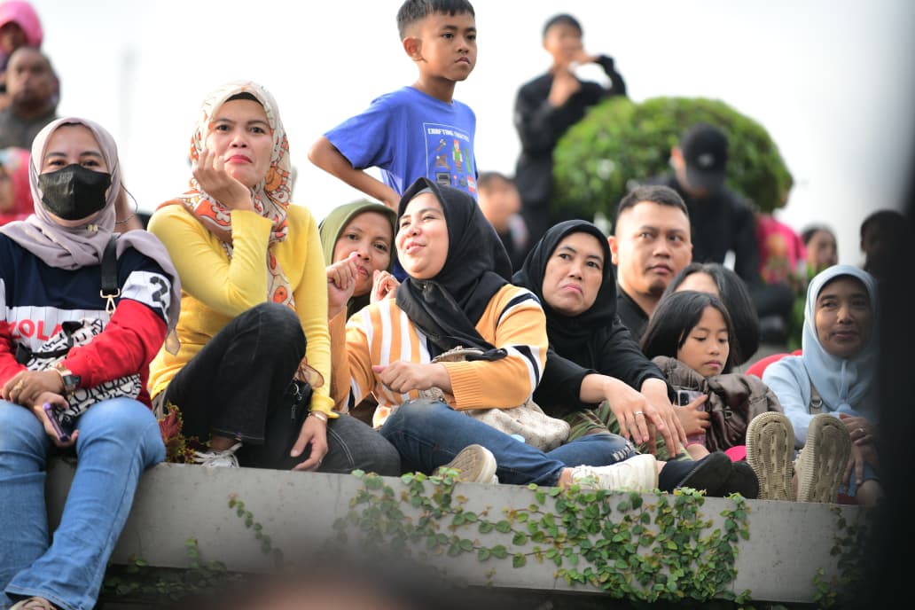 Masyarakat Antusias Saksikan Kirab Budaya Jawa Barat